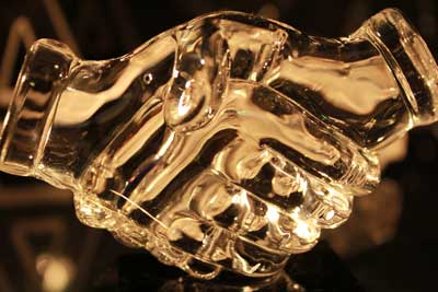 Сувенир из стекла "рукопожатие", символизирующий сотрудничество. Литье хрусталя.